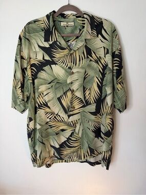 Tommy Bahama Short-Sleeve Button-Up in Green and Cream Leaf Print Palm Size L
